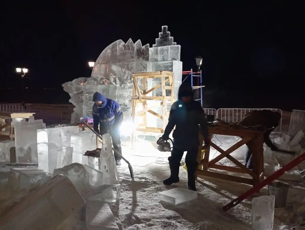 Очертания первой и пока единственной ледовой скульптуры для Гипербореи появились на набережной Петрозаводска