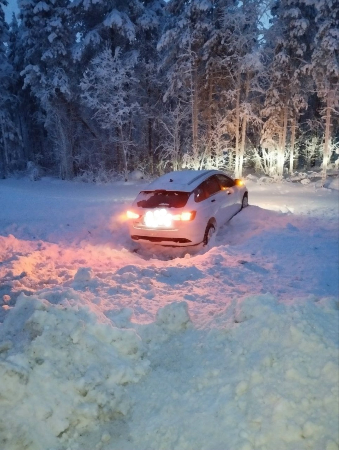 Легковушка ушла в кювет с трассы в Карелии