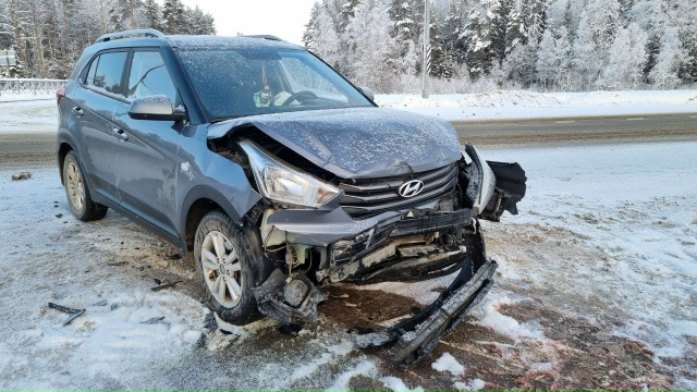 Два человека пострадали после столкновения легковушек на трассе в Карелии