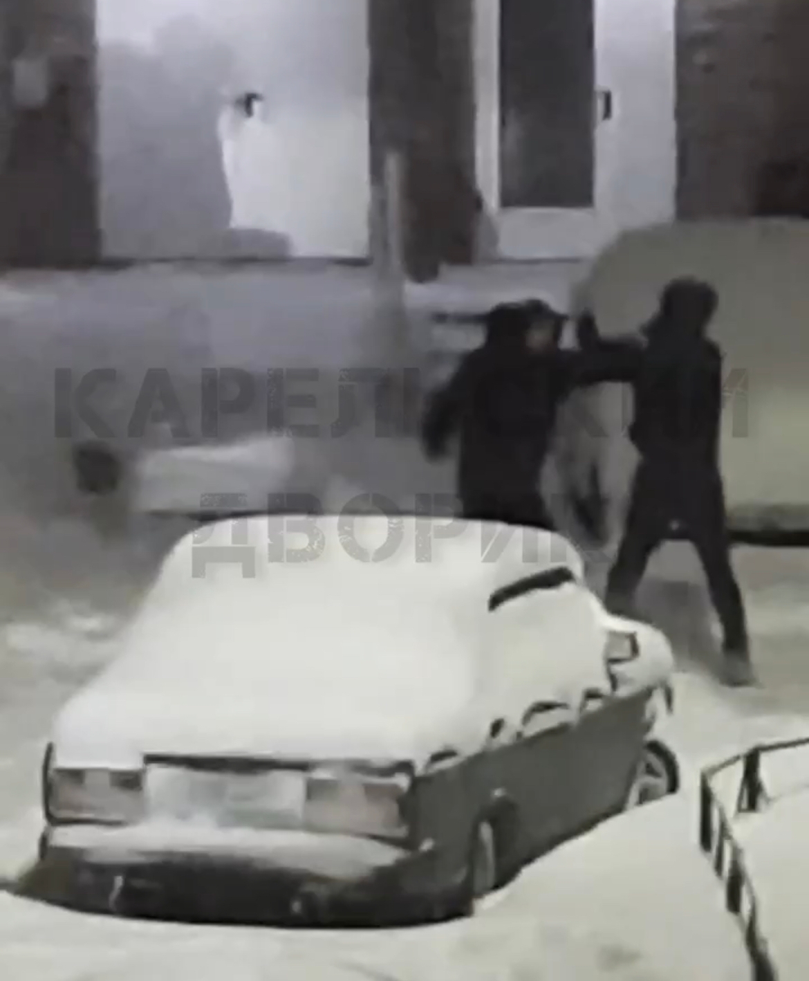 Упертые водители сцепились врукопашную на узкой дороге Петрозаводска