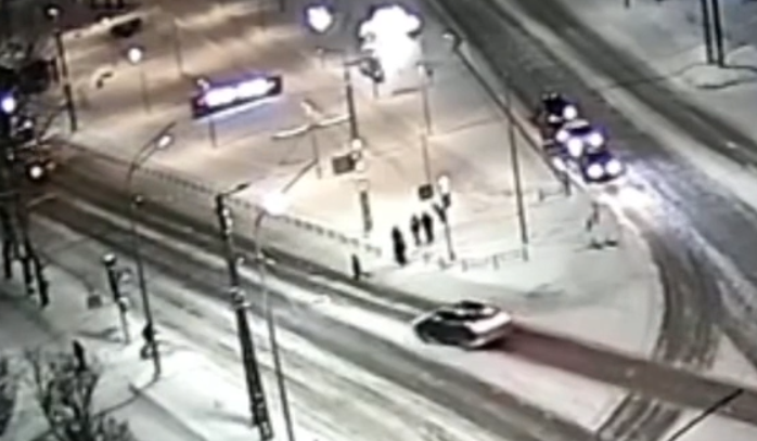 Лихач за рулем легковушки едва не въехал в толпу пешеходов в Петрозаводске