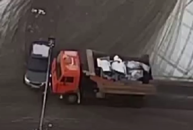 КамАЗ протаранил легковушку в спальном районе Петрозаводска