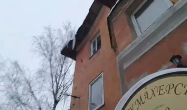 Сосульки угрожают безопасности школьников на Чернышевского в Петрозаводске