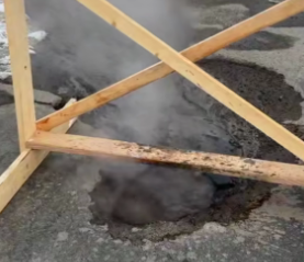 Праздничный гейзер забил в густонаселенном районе Петрозаводска