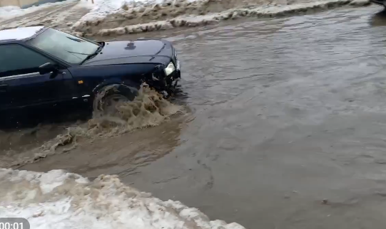 Машины плывут: потоп произошел в спальном районе Петрозаводска