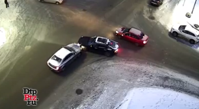 Две легковушки не поделили дорогу в центре Петрозаводска