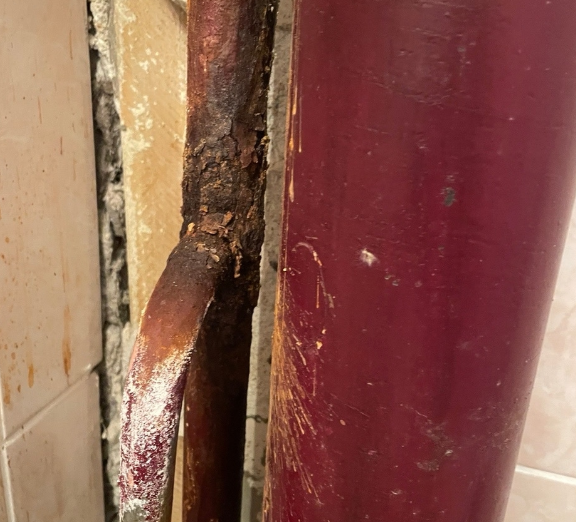 Недалеко до беды: труба в многоквартирном доме в Петрозаводске скоро лопнет, а управляющая бездействует