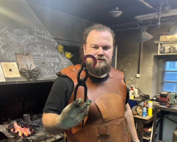 Выпускник ПетрГУ кует подковы на счастье людям