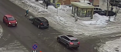 Багажный бокс, вылетевший с крыши авто, едва не обрушился на пешехода в Петрозаводске