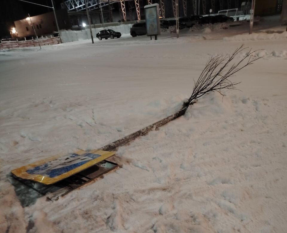 Вандалы повалили дорожный знак в Костомукше