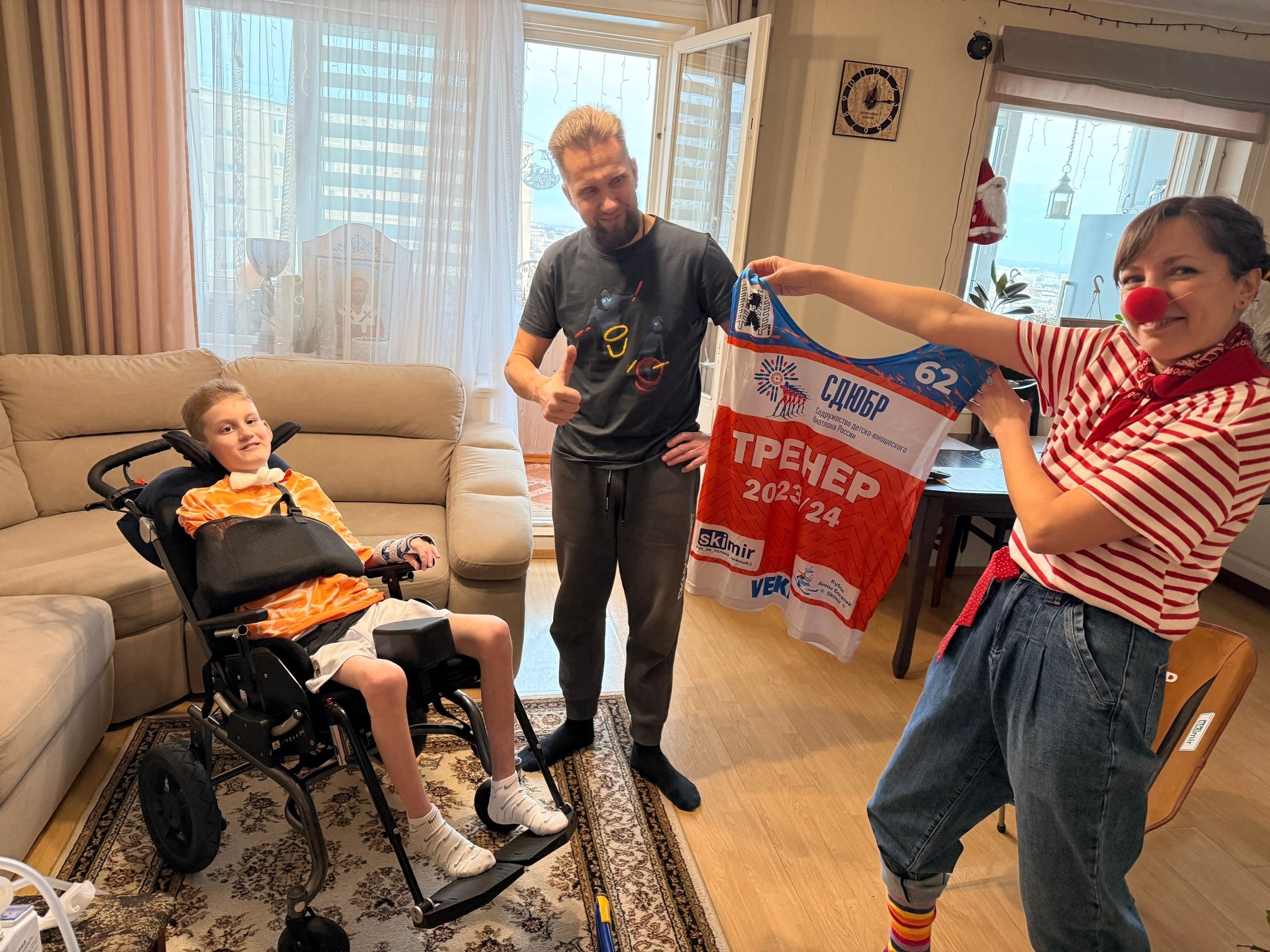 Больничные клоуны навестили Севу, который вернулся в Петрозаводск после реабилитации