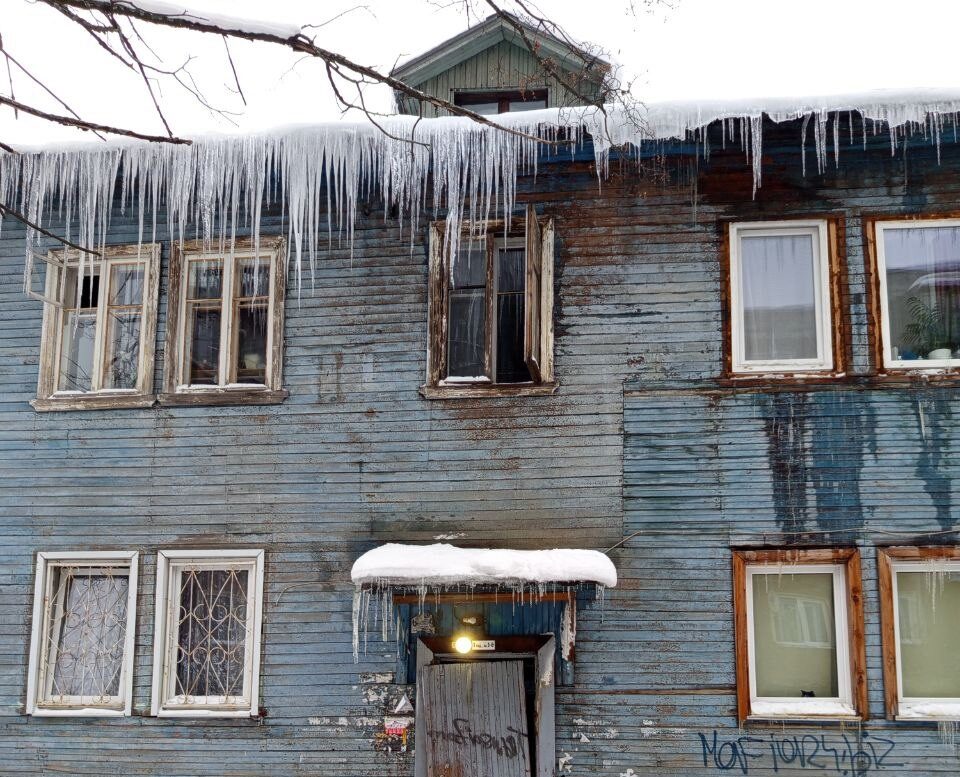 Женщина с пятимесячным младенцем вынуждена ходить под «сосульками-убийцами» в Петрозаводске