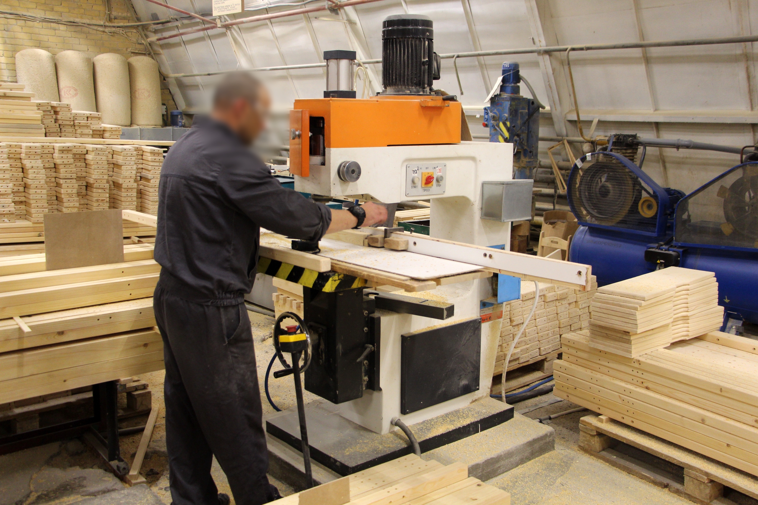 Карельские колонии производят мебель из массива - с полным циклом и знаком качества