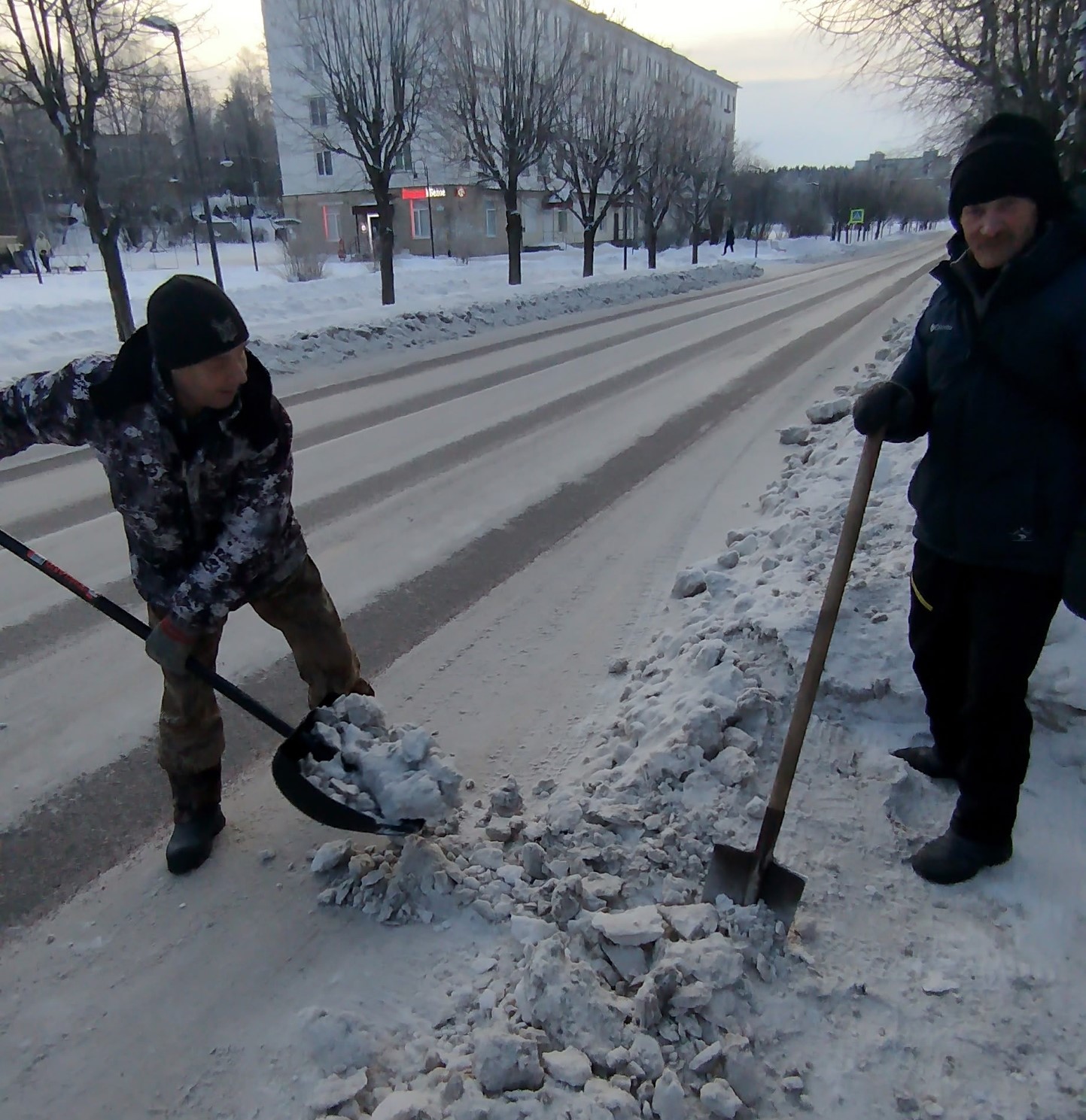 Остановка у «Улыбки радуги» в Питкяранте стала чище благодаря неравнодушным работникам