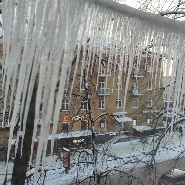 Риск падения ледяных глыб угрожает жизни и здоровью пешеходов в Петрозаводске