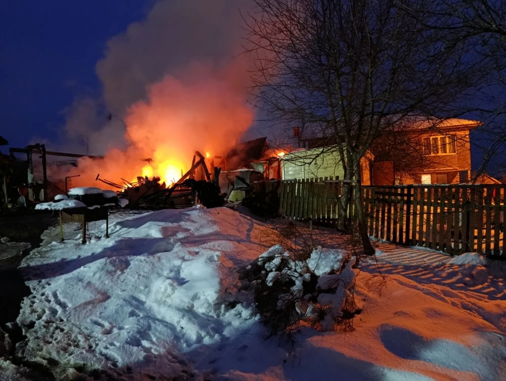 Гараж сгорел в одном из дворов Сортавалы
