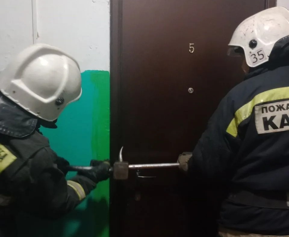 Пожарные спасли жительницу Олонца и передали ее врачам