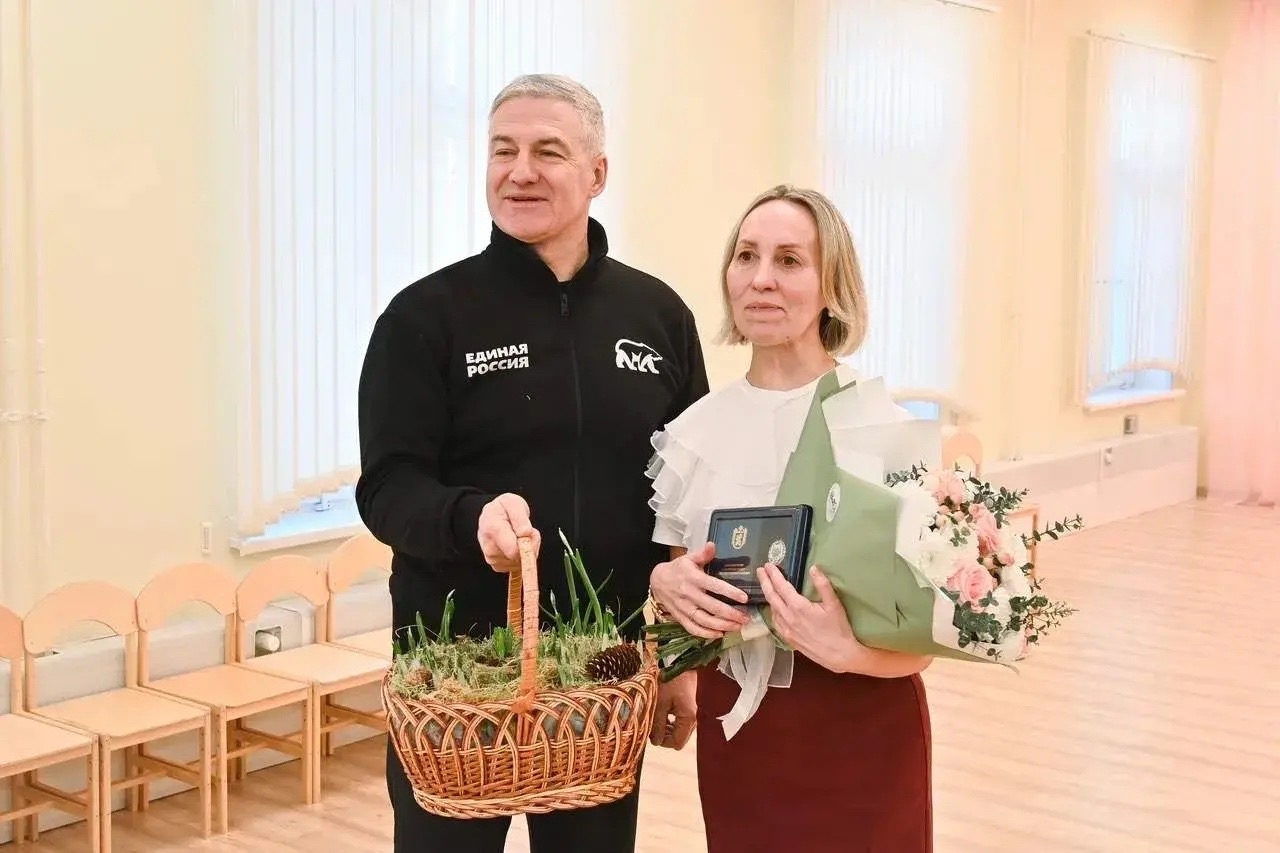 Артур Парфенчиков наградил Почетным знаком Главы Карелии руководителя детского сада в Калевала