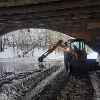 В Петрозаводске экскаватором очистили русло Лососинки ото льда
