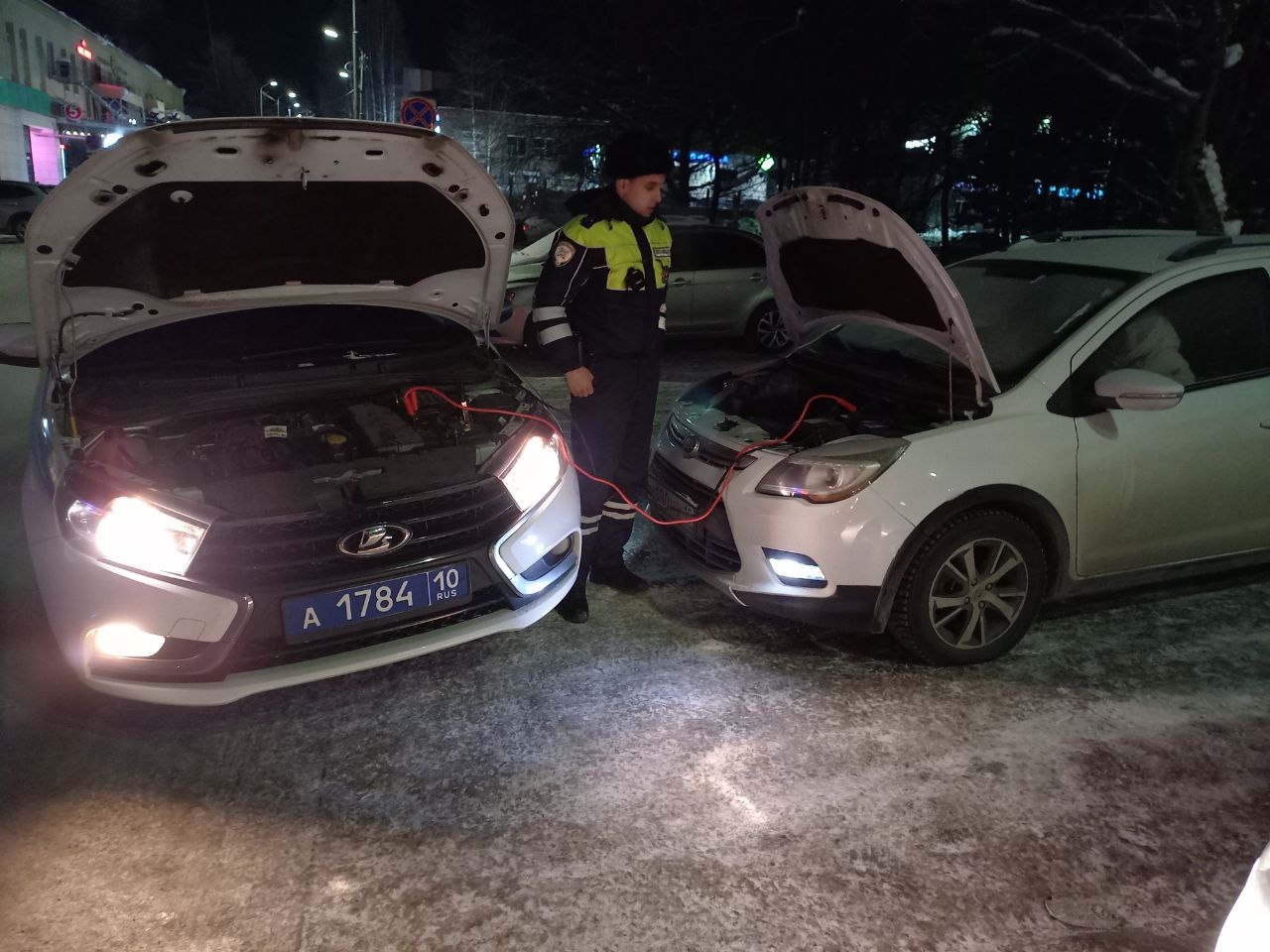 В Петрозаводске инспекторы ДПС выручили замерзающую автоледи