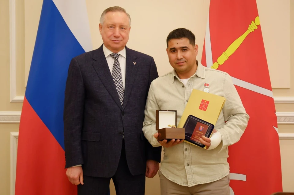 Поймал, смягчил удар, спас: дворник из Петербурга получил две медали и миллион рублей