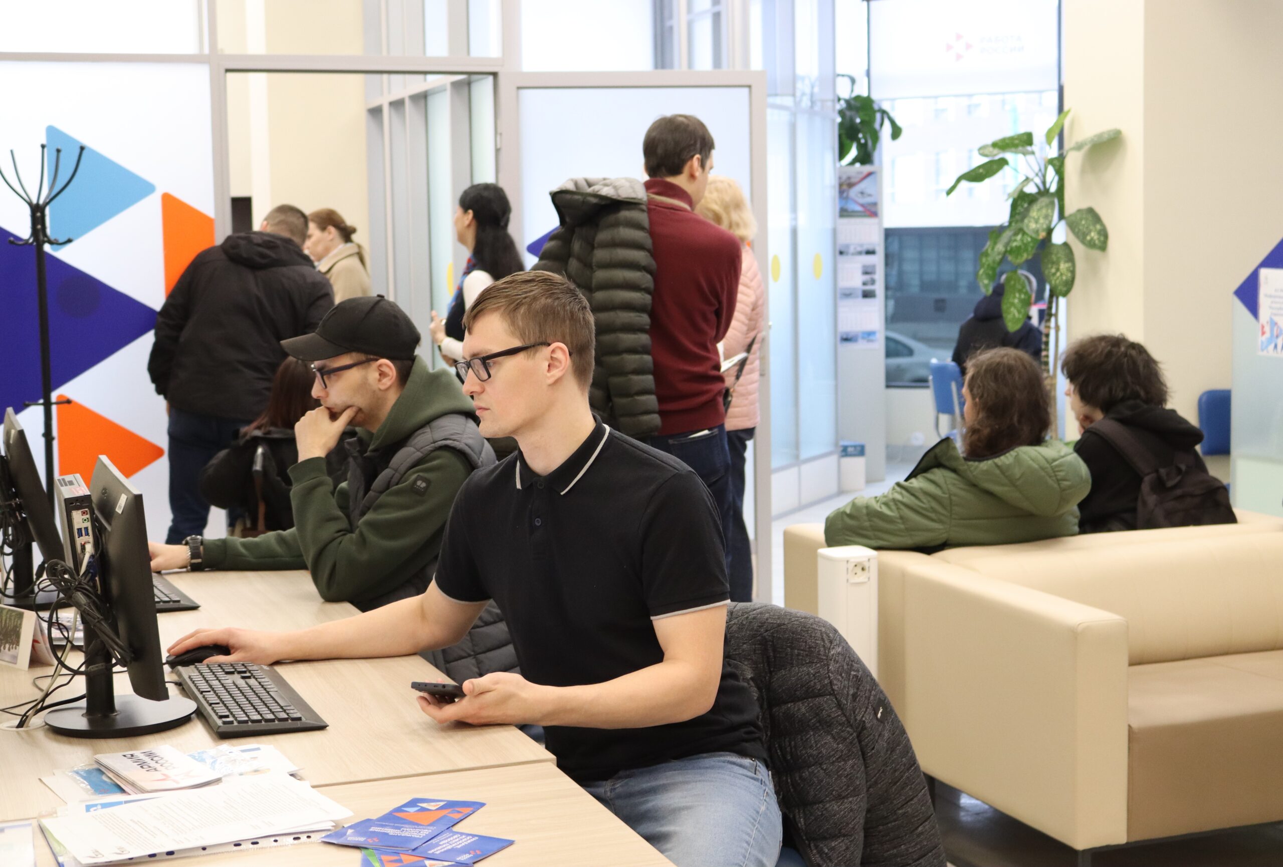 При содействии службы занятости в Карелии трудоустроено в 2025 году рекордное число подростков – 1940