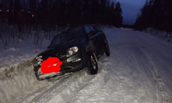 Легковушки застряли в заснеженных канавах одного из районов Петрозаводска