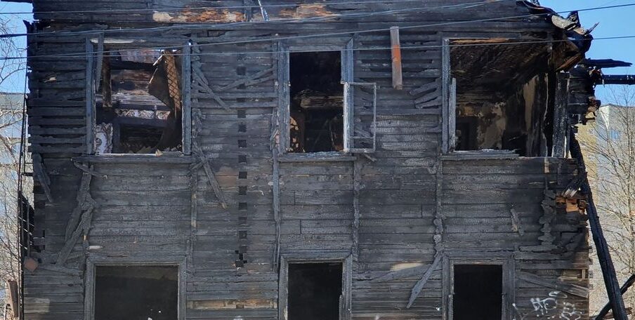 Суд местной власти не указ: сегежане мыкаются без жилья - аварийный дом и тот сгорел