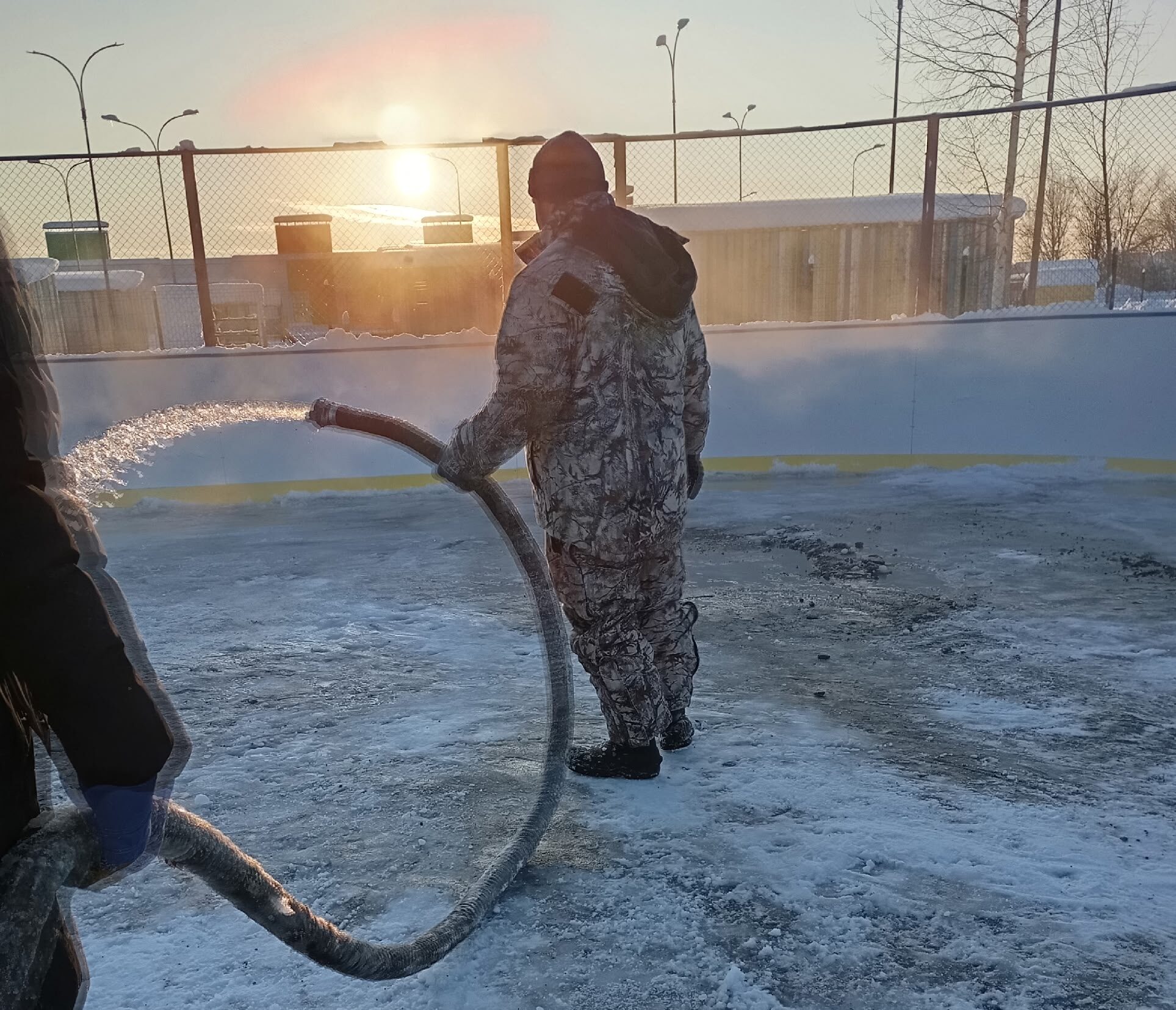 Жителей Заозерья предупредили о подготовке льда к заливке