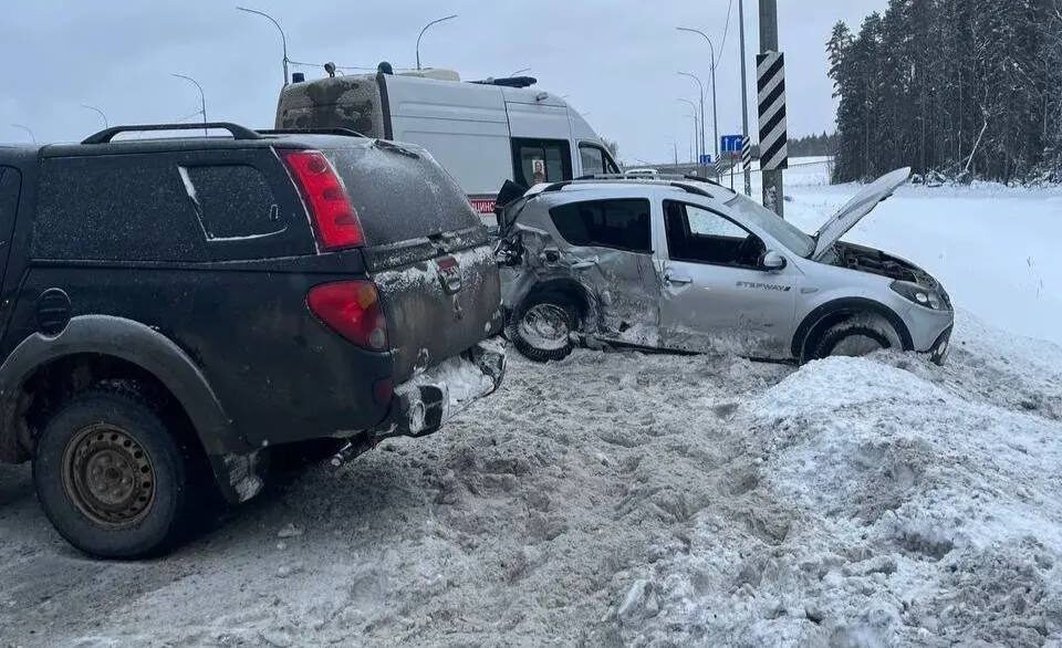 Спасатели работали на месте ДТП на трассе в Карелии