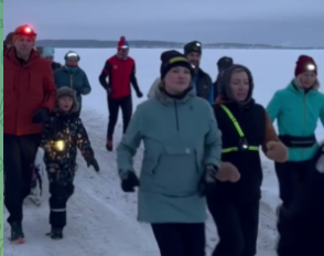 Горожане пробежали с огнями по набережной Петрозаводска