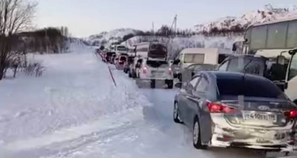 Коллапс из машин произошел в соседнем с Карелией регионе: сотни машин заблокированы