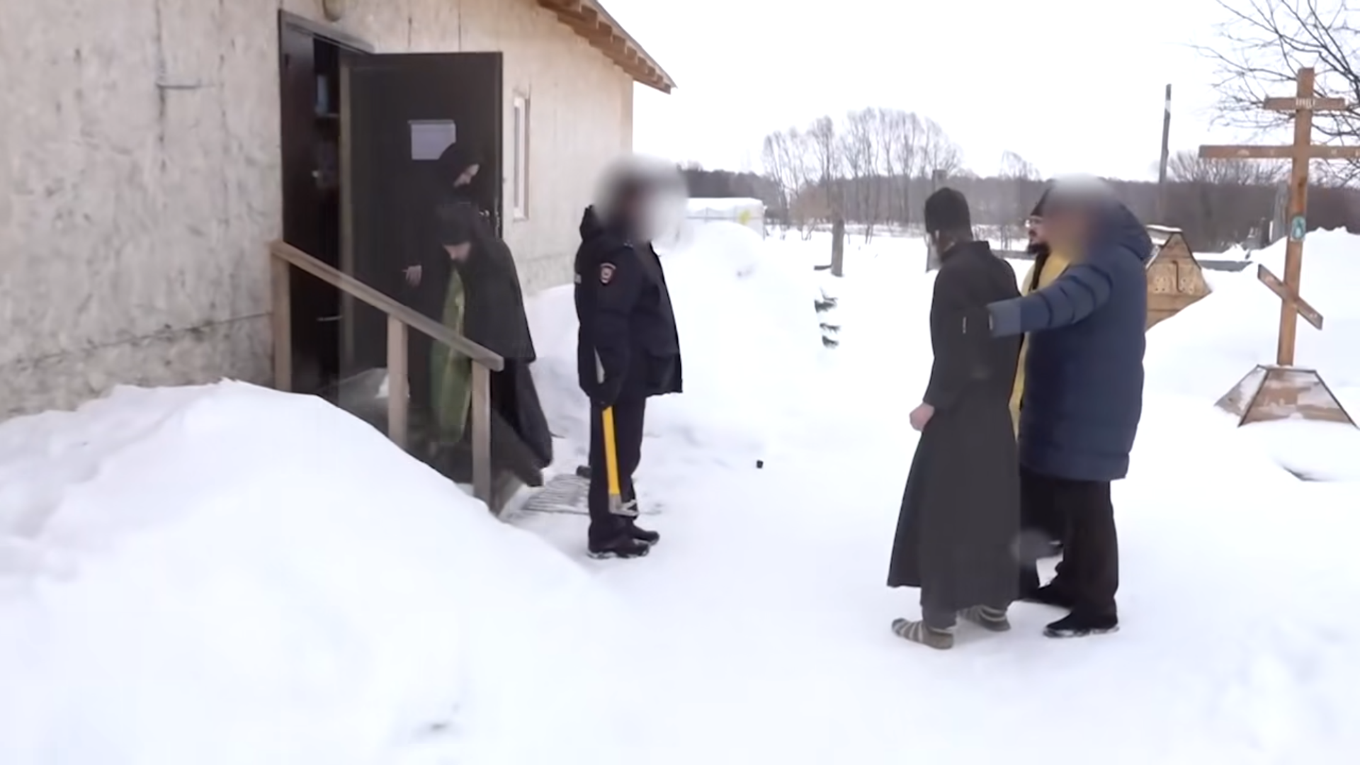 Избивали, заставляли спать в туалете: жительница Карелии спасла внука из секты