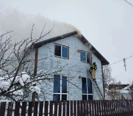 В Бесовце полыхает двухэтажный частный дом