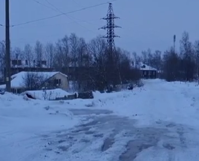 Люди падают около водоколонки в Соломенном