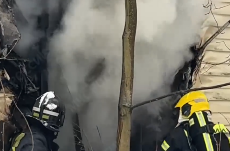 На улице Горького в Петрозаводске горит жилой дом