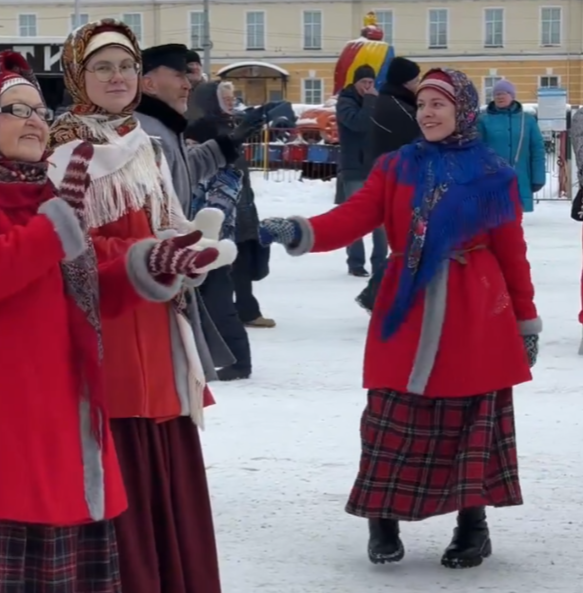 На петрозаводской площади Кирова в самом разгаре народные гуляния