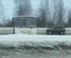 Маршрутку занесло на заснеженной дороге в Петрозаводске