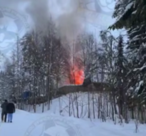 Каток полыхал рядом со школой в Костомукше