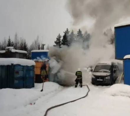 В поселке Чална сгорела бытовка