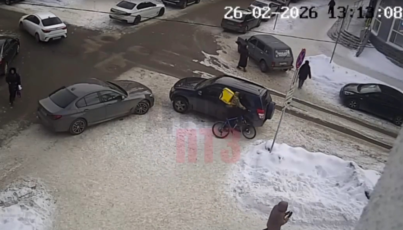 В Петрозаводске курьер разбил собой стекло машины и скрылся