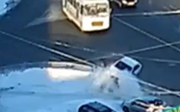 Легковушка штурмовала сугроб на одном из перекрестков Петрозаводска