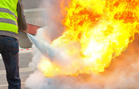 В Пудоже водитель пытался тушить иномарку снегом - огонь распространялся дальше