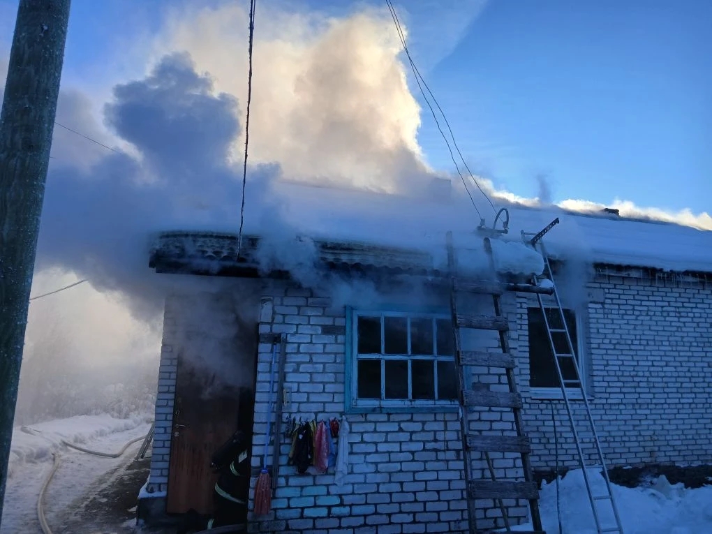 Пожар в частном жилом доме произошел в Карелии: эвакуировали двух человек
