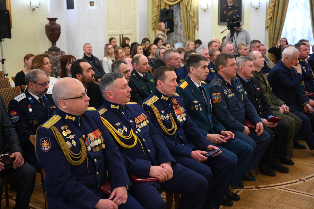 Артур Парфенчиков вручил государственные награды землякам, отличившимся на службе, в трудовой и общественной деятельности