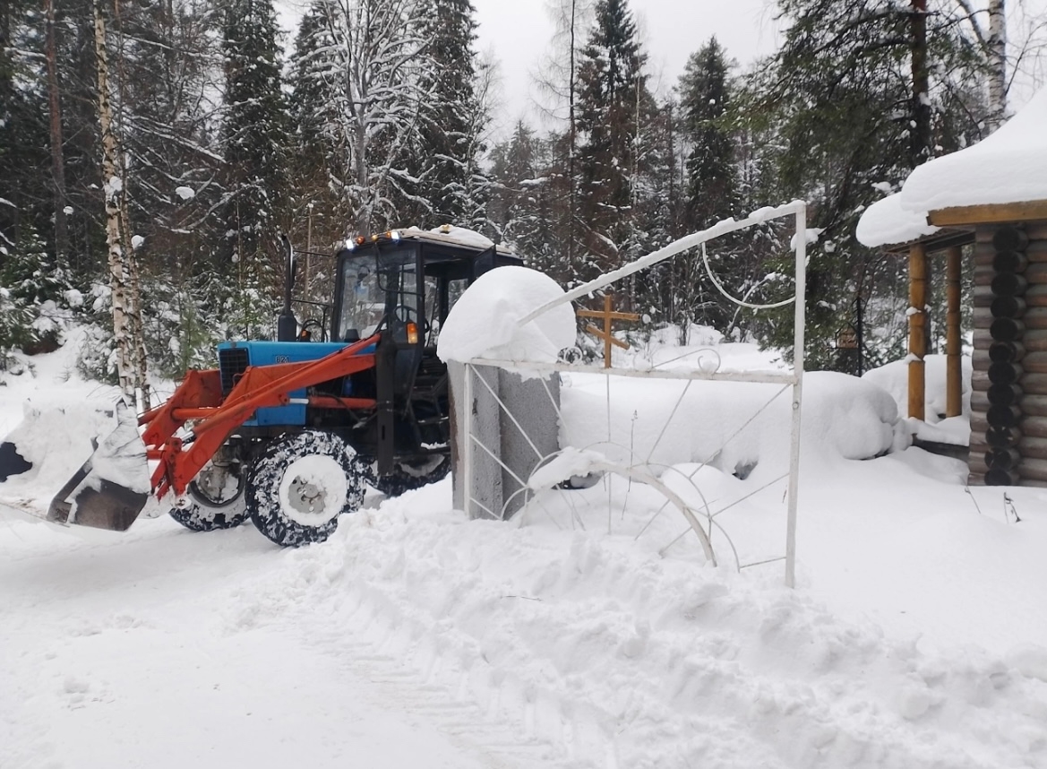 Житель Рускеалы безвоздмездно чистит кладбище для двух поселков.