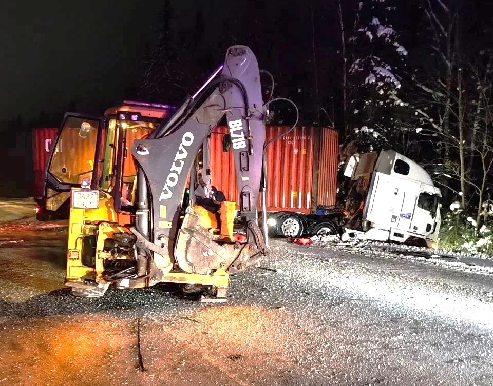 Экскаватор снес с трассы грузовик в Кондопожском районе