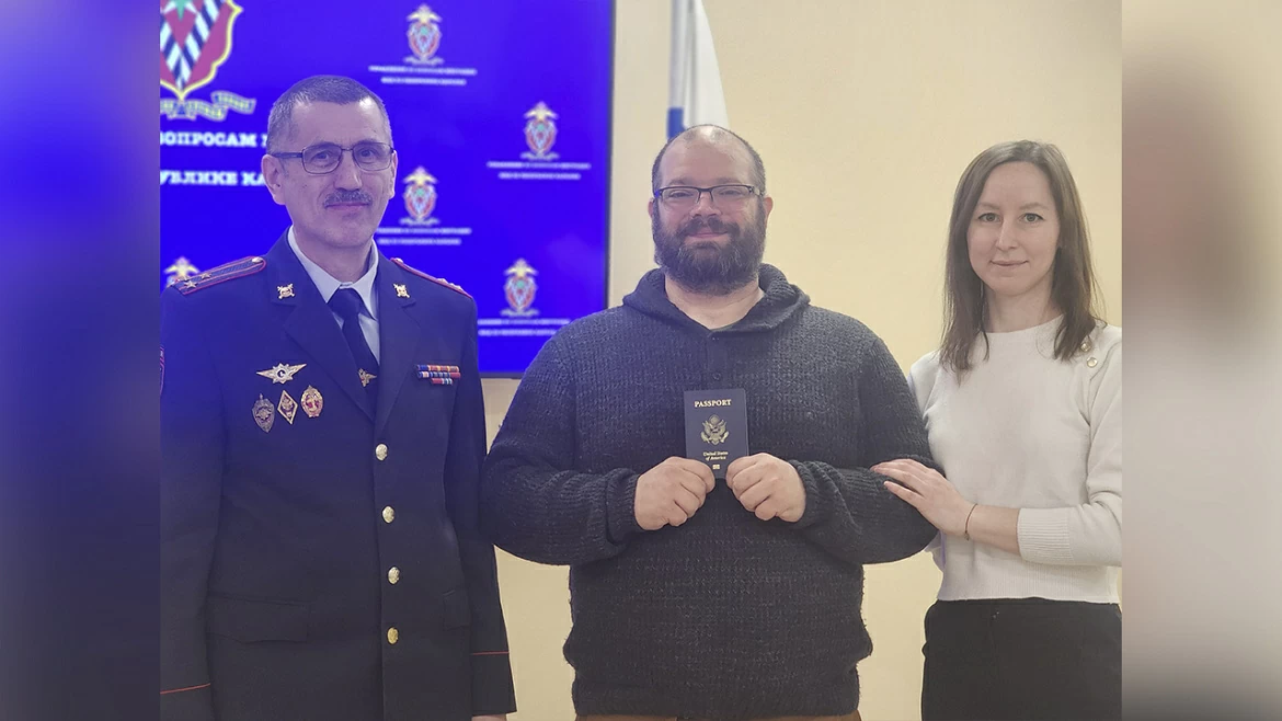 Карельские полицейские вручили разрешение на временное проживание в России гражданину США