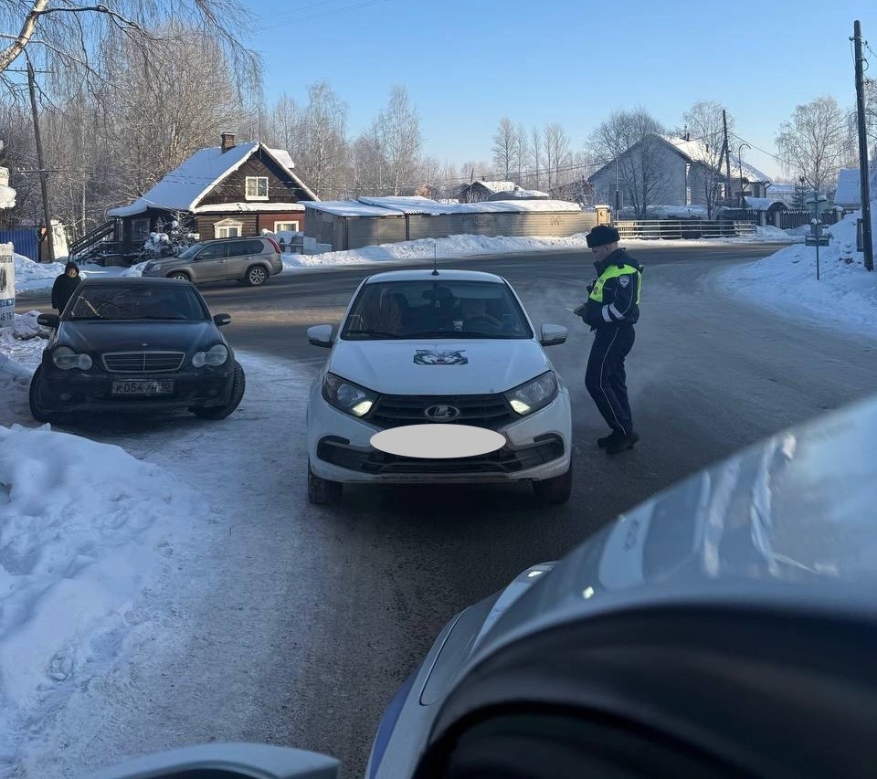 12 водителей оштрафовали в минувшие выходные за перевозку детей без кресел