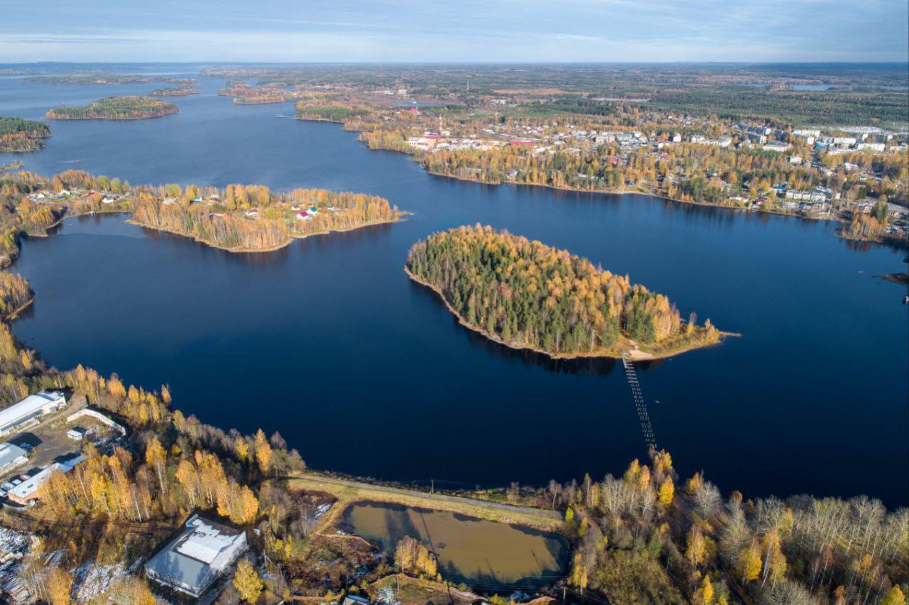 Эколаборатория взяла на проверку пробы грунта, воды и воздуха у дорог в Карелии